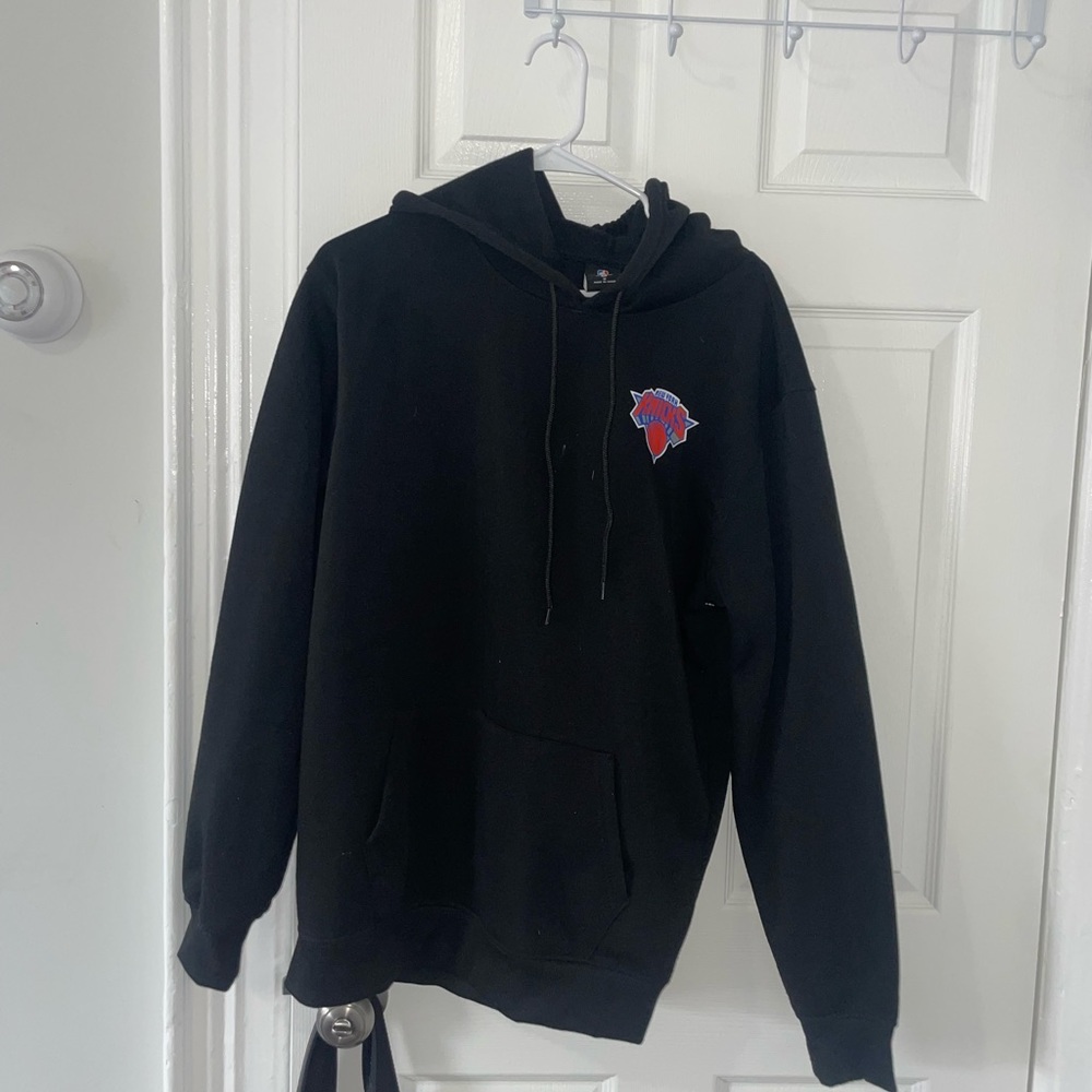 Knicks NBA sweatshirt hoodie black with design on the back